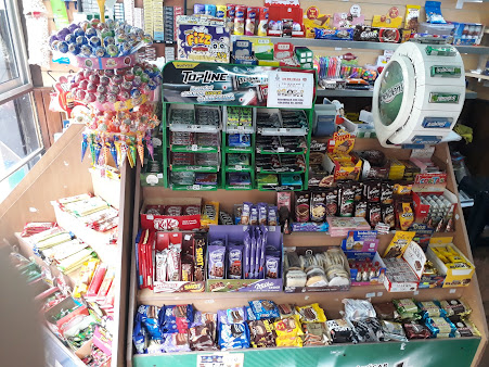 Estantería de golosinas y snacks